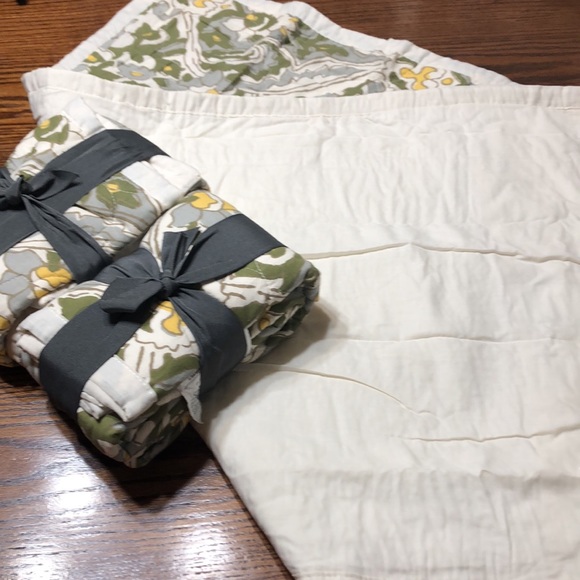 3 Beautiful Pillow Shams. NWOT. 20 in x 36 in - Picture 4 of 4